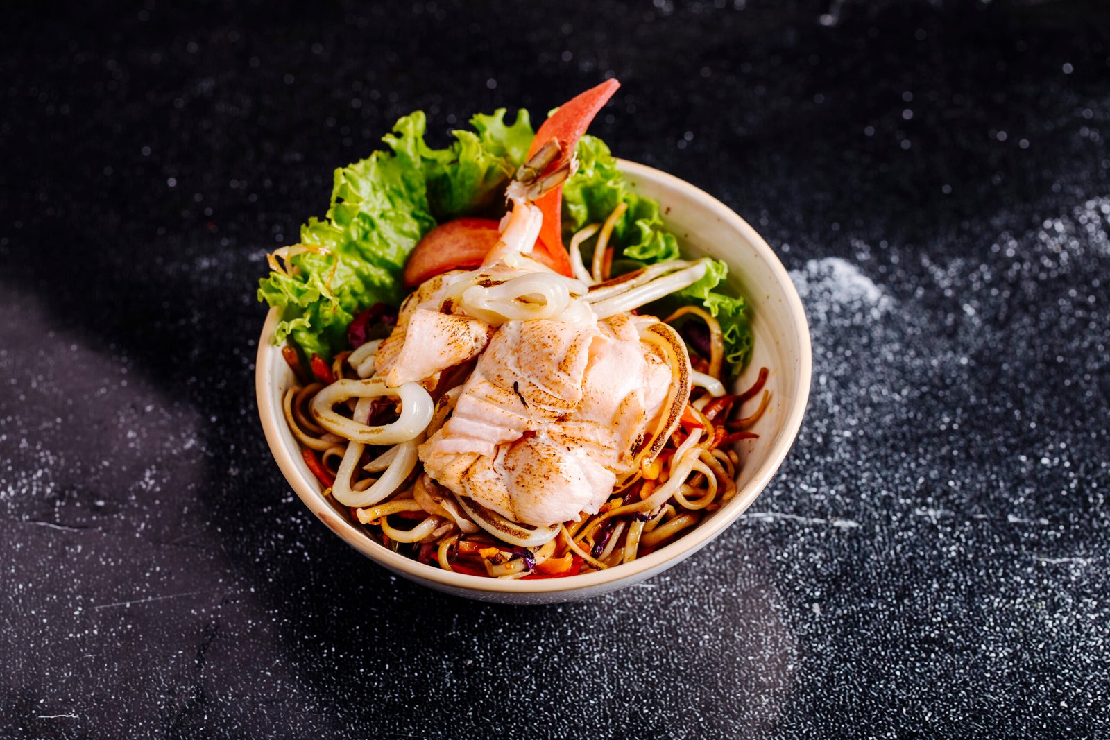 chinese-noodles-with-fish-fillet-tomato-lettuce-inside-bowl