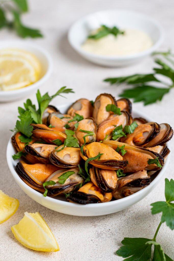 close-up-plate-with-tasty-mussels