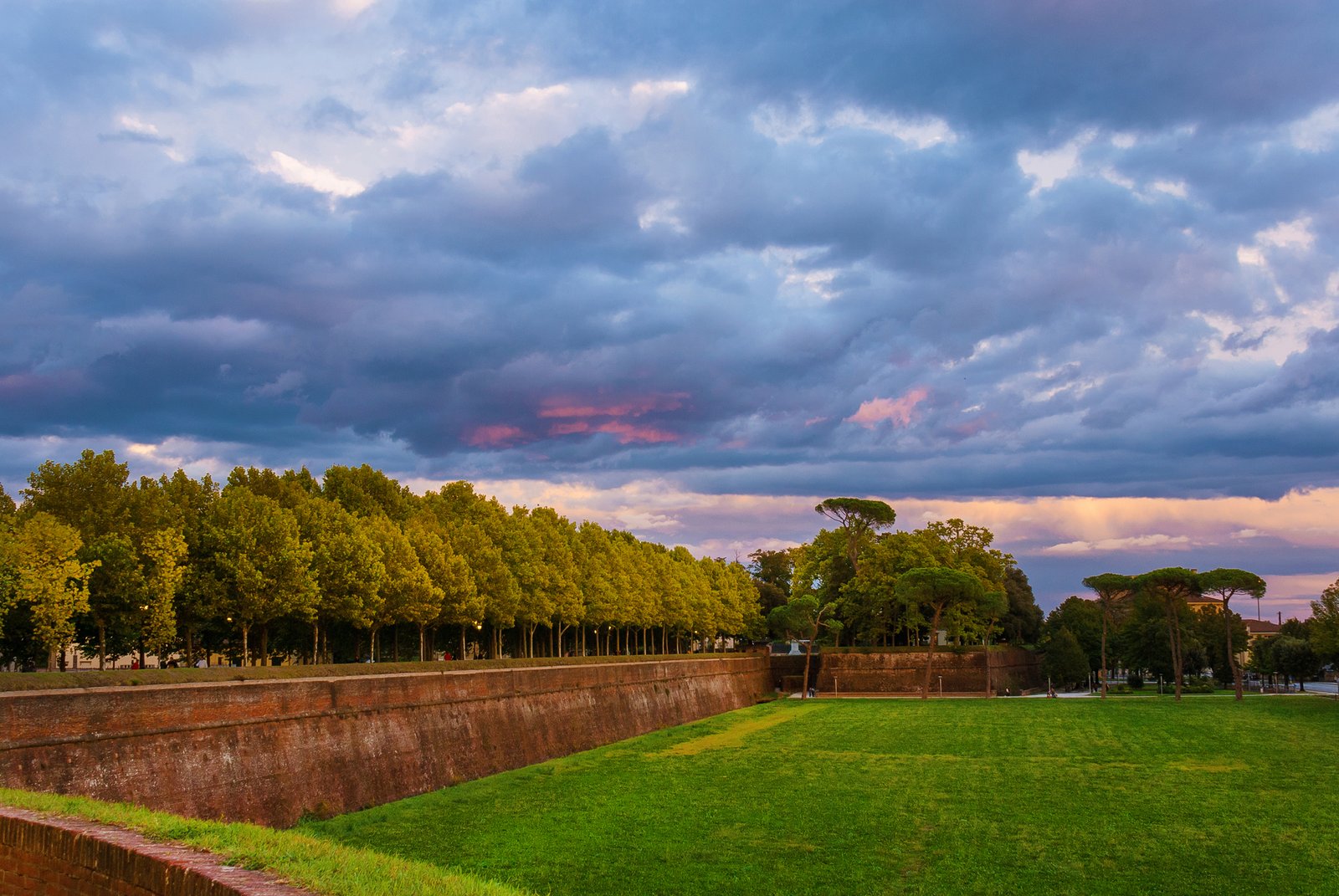 lucca-walls-at-sunset-011093552730