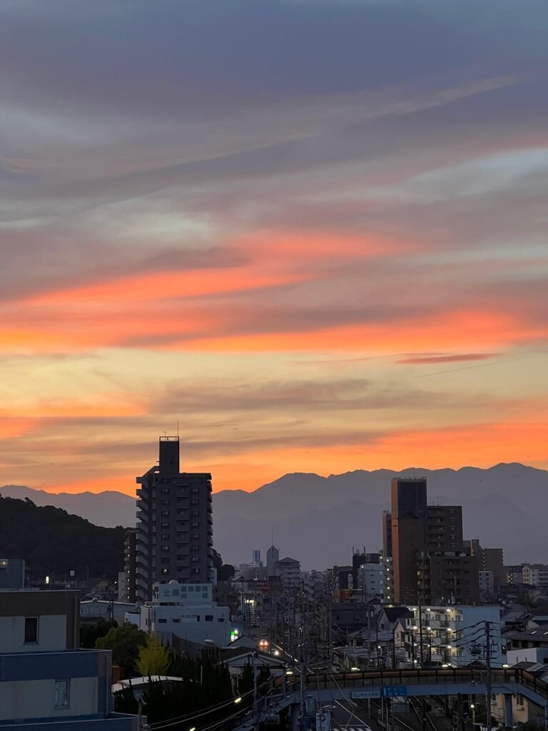 g09452316674d5b14c5a58a67c7ddb9783e466b43e22ff4b2b695d919ec2d426dd25e1c580971948ae633ef3209e3a377077ce6263da2c08ac8f8334fed65c623_1280-7432111 dawn, japan, city, sunset, urban, morning, sunrise, matsuyama, landscape